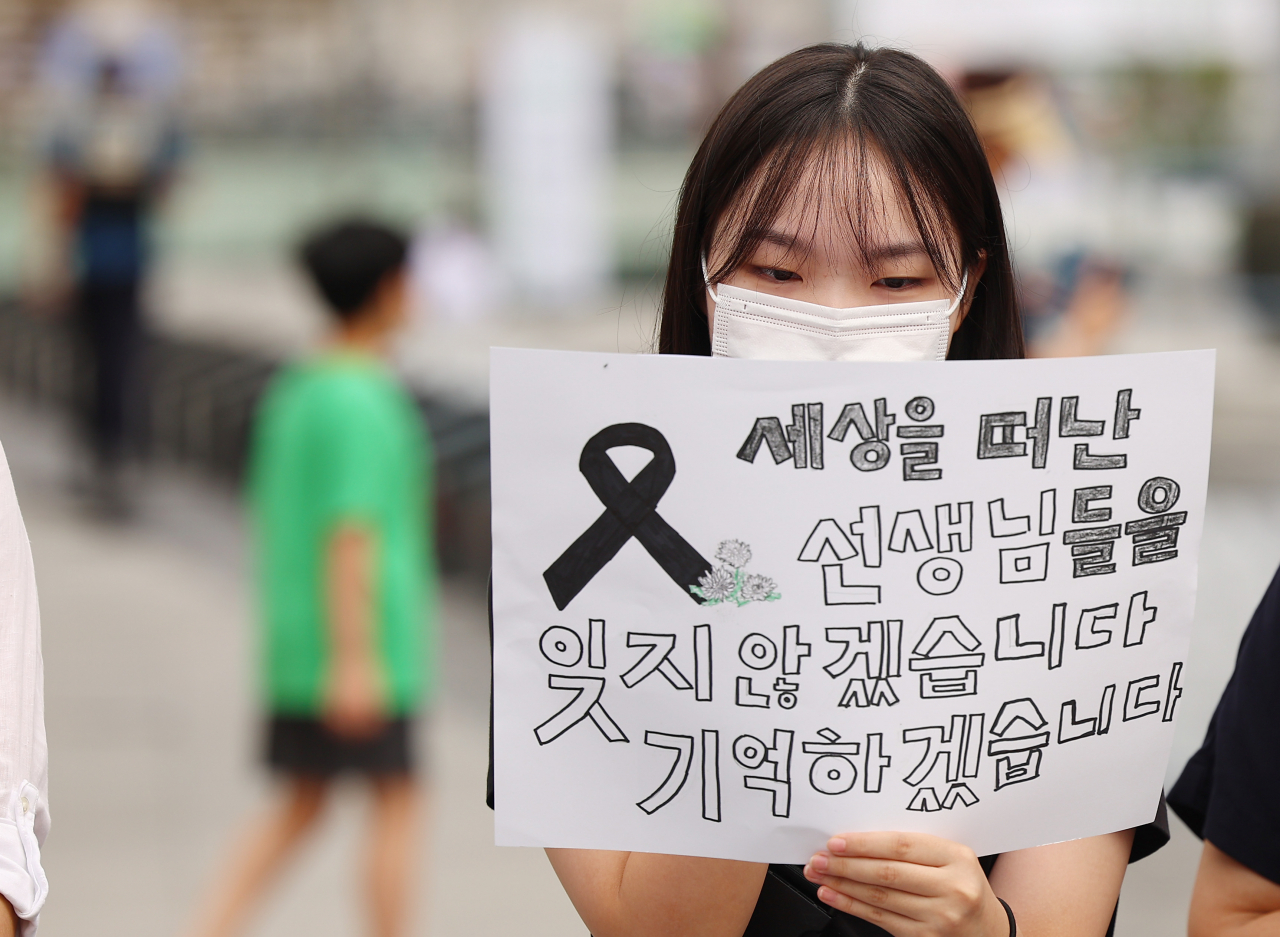 서울 서초구 초등학교에서 숨진 교사의 49재이자 이를 추모하는 '공교육 멈춤의 날'인 4일 오전 서울 광화문광장 이순신 장군 동상 앞에서 열린 '공교육 멈춤의 날' 지지 기자회견에서 한 학생이 발언하고 있다. 이날 기자회견에는 당일 현장체험학습을 낸 가족과 청소년, 학부모가 함께 참가했다. [연합]