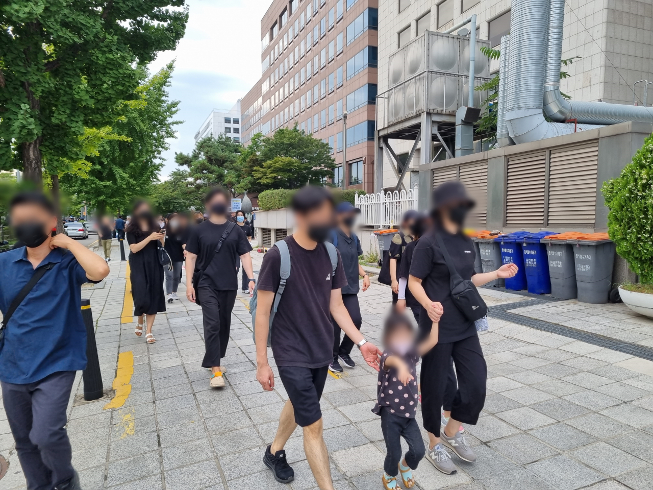 4일 오후 6시께 서울 영등포구 국회 앞에서 열린 서이초 교사 49재 추모 집회에 참가한 한 교사가 자녀와 함께 이동하고 있다. 김영철 기자
