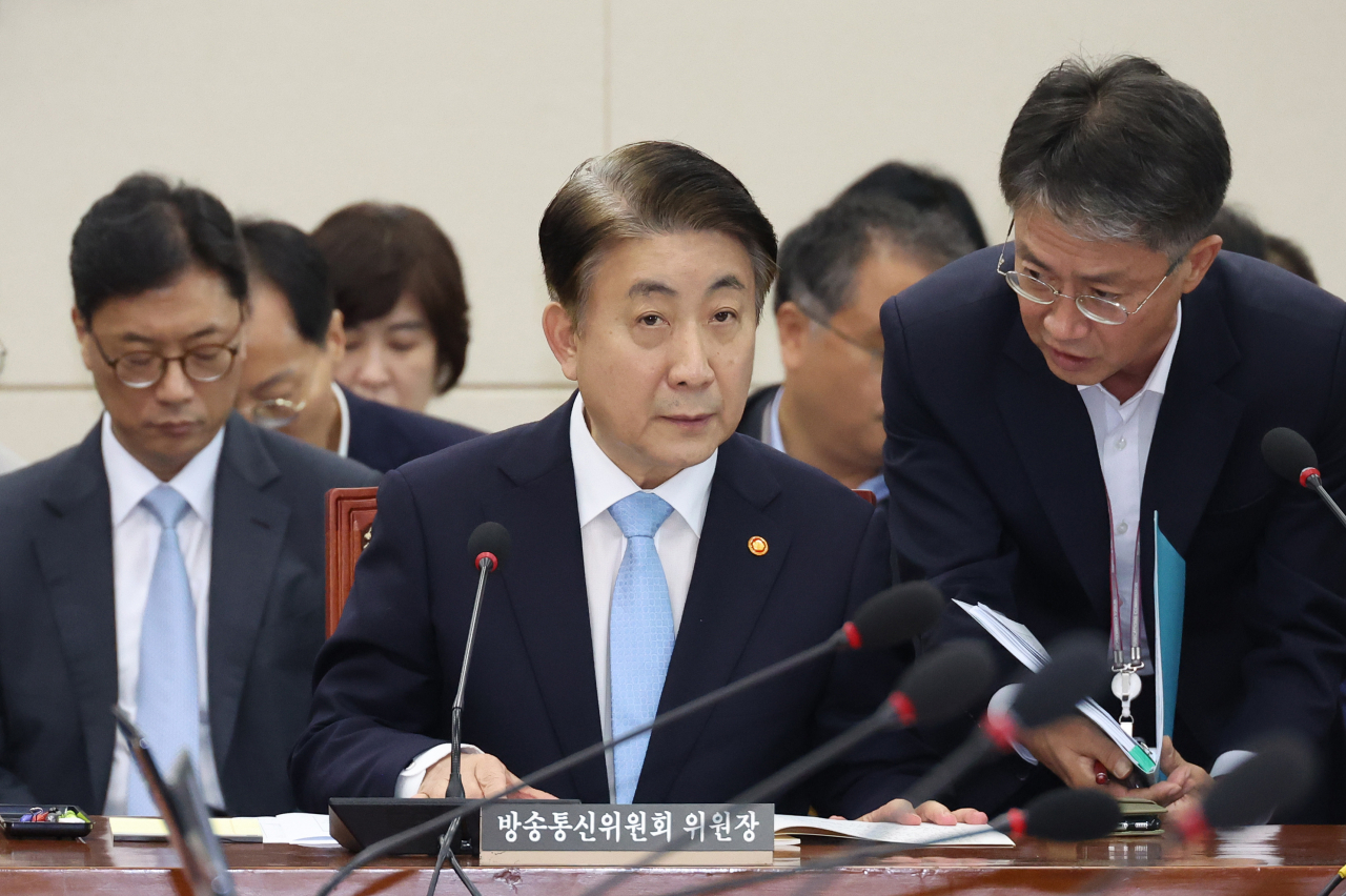 4일 국회에서 열린 과학기술방송통신위원회 전체회의에서 이동관 방송통신위원장이 직원과 대화를 하고 있다. [연합]