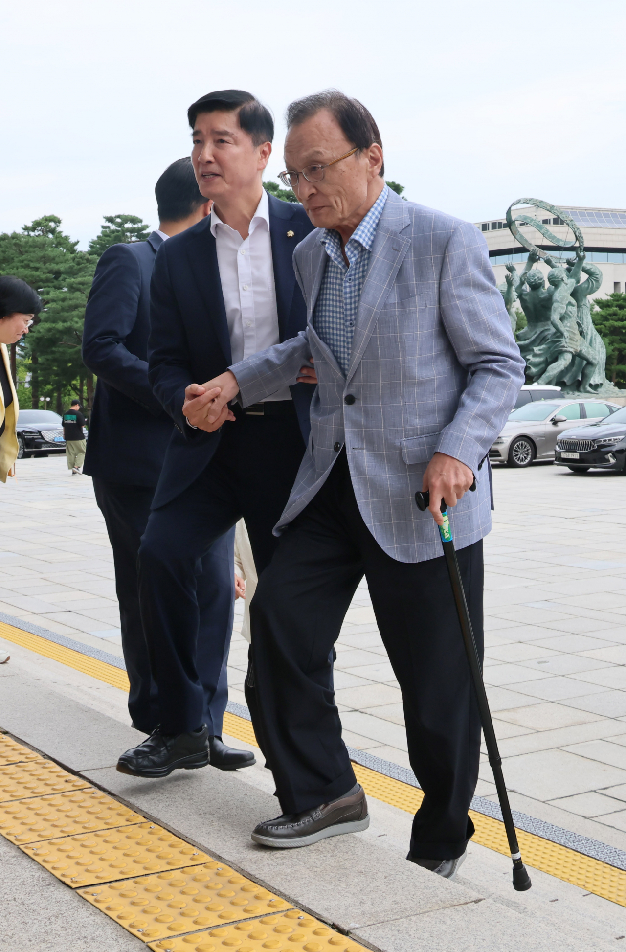 이해찬 더불어민주당 상임고문이 4일 오후 국회 본청 앞에서 닷새째 단식을 이어가고 있는 이재명 더불어민주당 대표를 위로 방문하고 있다. [연합]