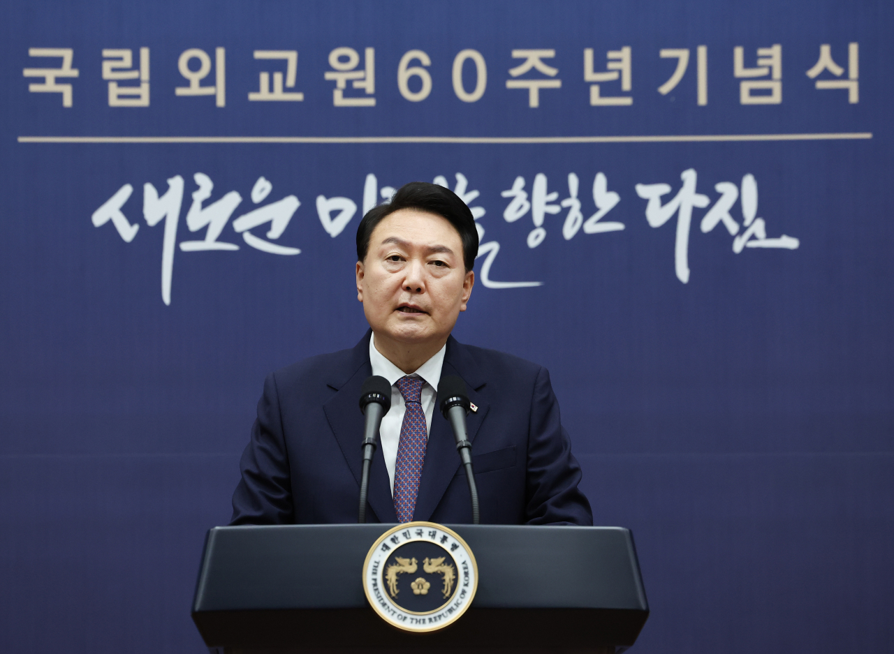 윤석열 대통령이 1일 서울 서초구 국립외교원에서 열린 국립외교원 60주년 기념식에서 축사를 하고 있다. [연합]