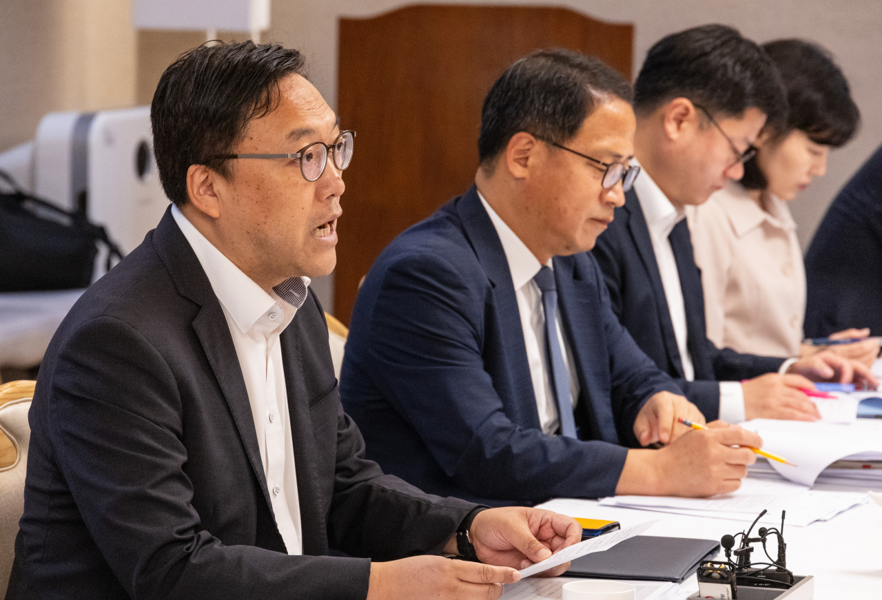 김병환(왼쪽 첫번째) 기획재정부 1차관이 5일 오전 서울 정부서울청사에서 열린 제30차 비상 경제차관 회의에서 참석해 물가 동향에 대해 발언하고 있다. [연합]