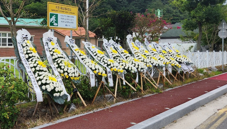 2일 전북 군산시 한 초등학교 앞에 근조화환이 놓여 있다. 이 학교에 재직 중이던 A 교사는 전날 동백대교 아래 해상에서 숨진 채 발견됐으며 해경은 그가 극단적 선택을 한 것으로 추정했다.[연합]