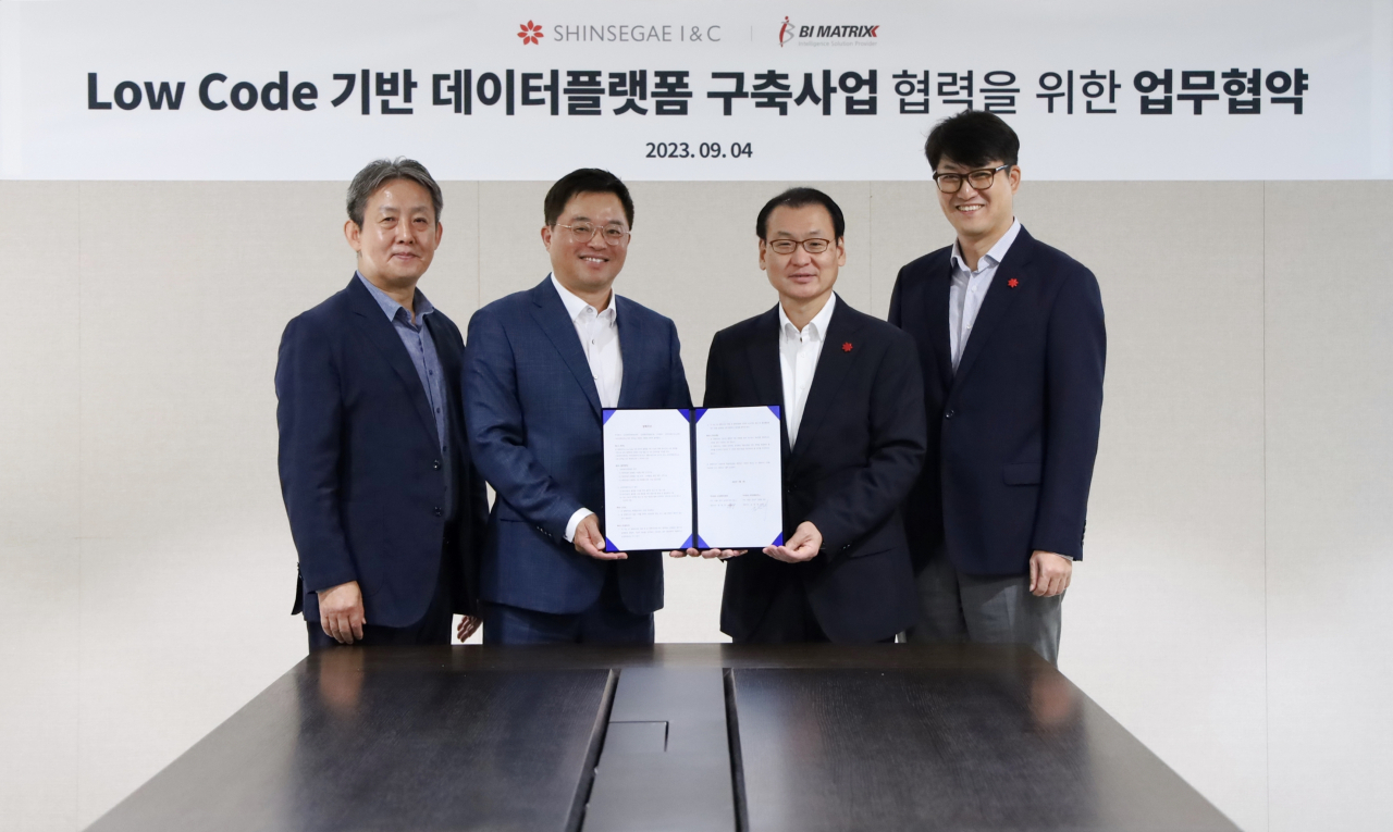 지난 4일 진행한 업무 협약식에서 (왼쪽부터) 유동일 비아이매트릭스 부사장, 김범재 비아이매트릭스 대표, 형태준 신세계아이앤씨 대표, 양윤지 신세계아이앤씨 전략IT사업담당 상무가 기념촬영을 진행하고 있다. [신세계아이앤씨 제공]