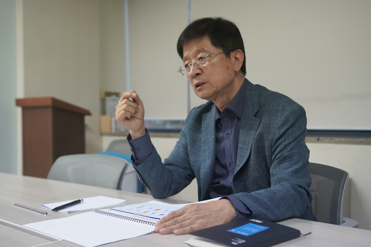 최재성 아이엠티 대표가 30일 서울 여의도에서 질문에 답변하고 있다. [아이엠티 제공]
