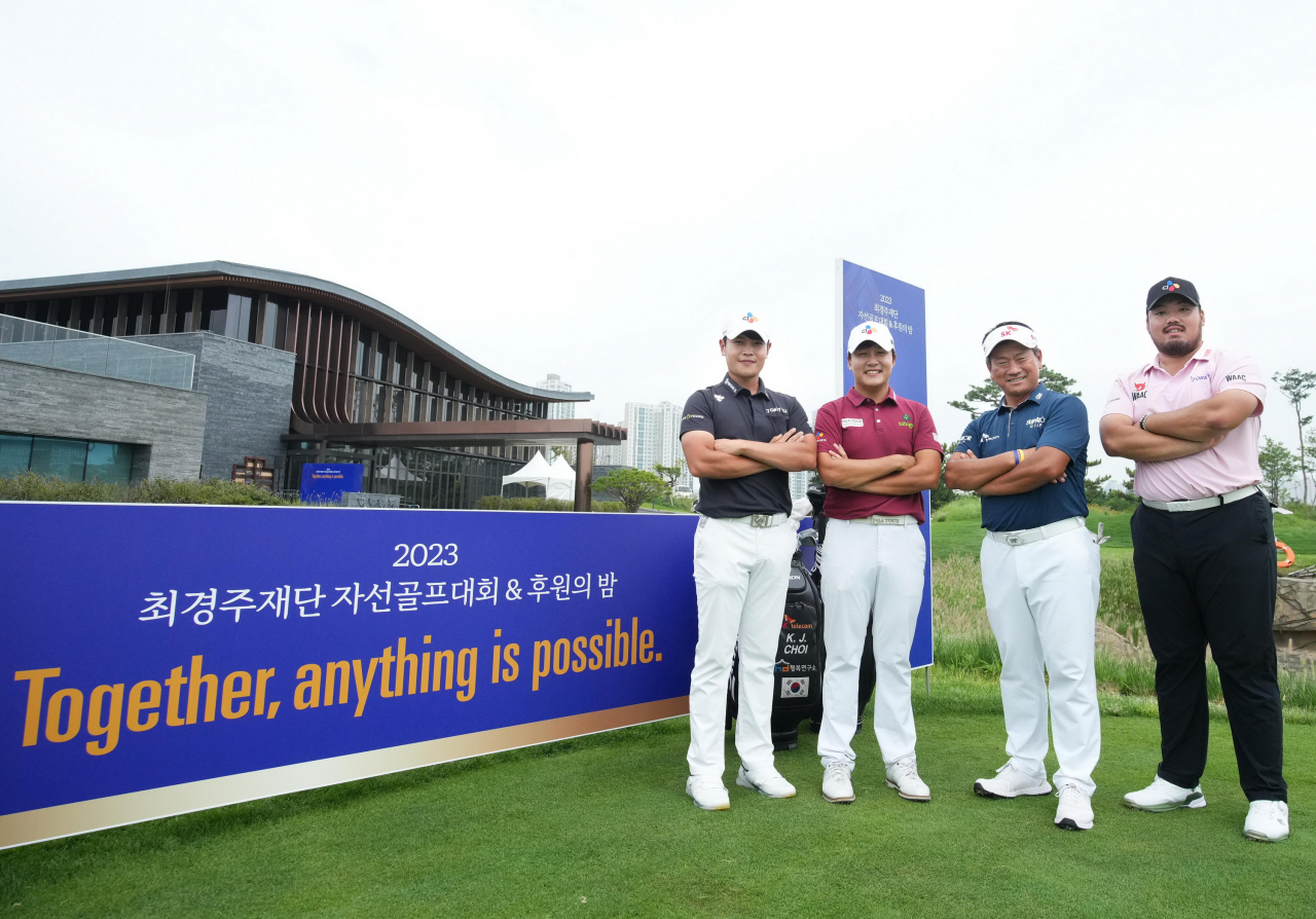최경주 재단 꿈나무출신 이재경 김민규 정찬민(왼쪽부터)이 최경주 이사장과 함께 포즈를 취했다.[최경주 재단 제공]