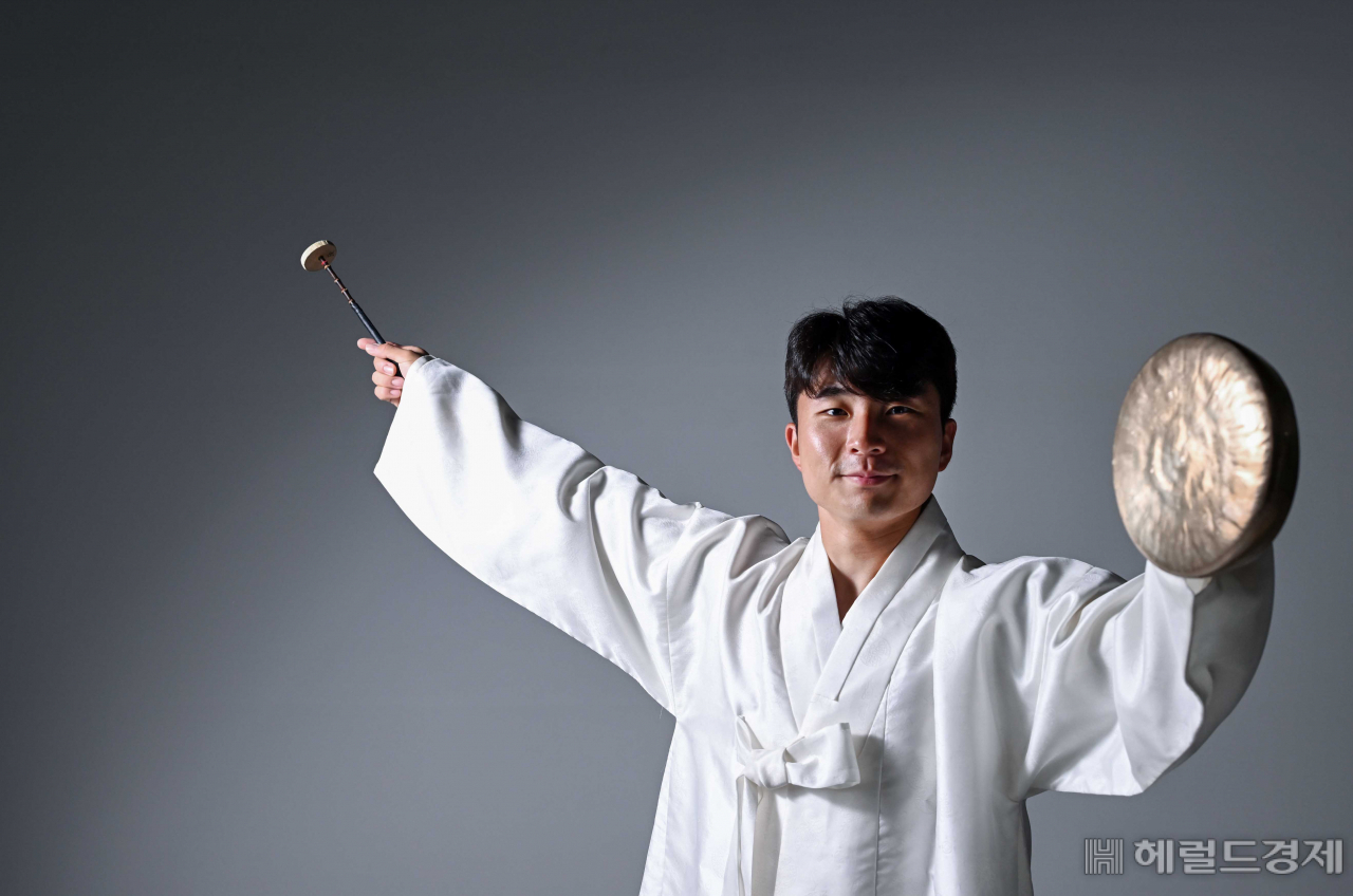 김주호 씨가 17일 서울 용산구 헤럴드스퀘어에서 사진촬영을 하고 있다. 이상섭 기자