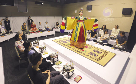 궁중병과 고호재 in LA에 많은 미국인과 재미교포들이 관심을 보이고 있다. [한국문화재재단 제공]