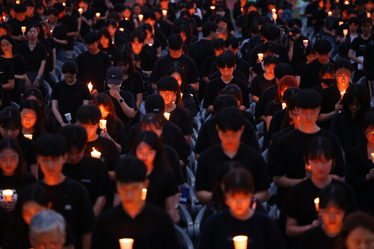 서울 서이초등학교 교사의 49재 추모일인 4일 오후 서울 서초구 서울교육대학교에서 열린 촛불문화제에서 참가자들이 묵념하고 있다. [연합뉴스]