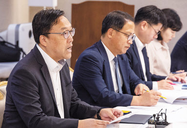 5일 오전 서울 정부서울청사에서 열린 제30차 비상 경제차관 회의에서 참석해 물가 동향에 대해 발언하고 있는 김병환(왼쪽 첫번째) 기획재정부 1차관 [연합]