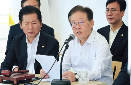 이재명 더불어민주당 대표가 4일 국회 앞 단식투쟁 천막에서 최고위원회의를 하고 있다. [연합]