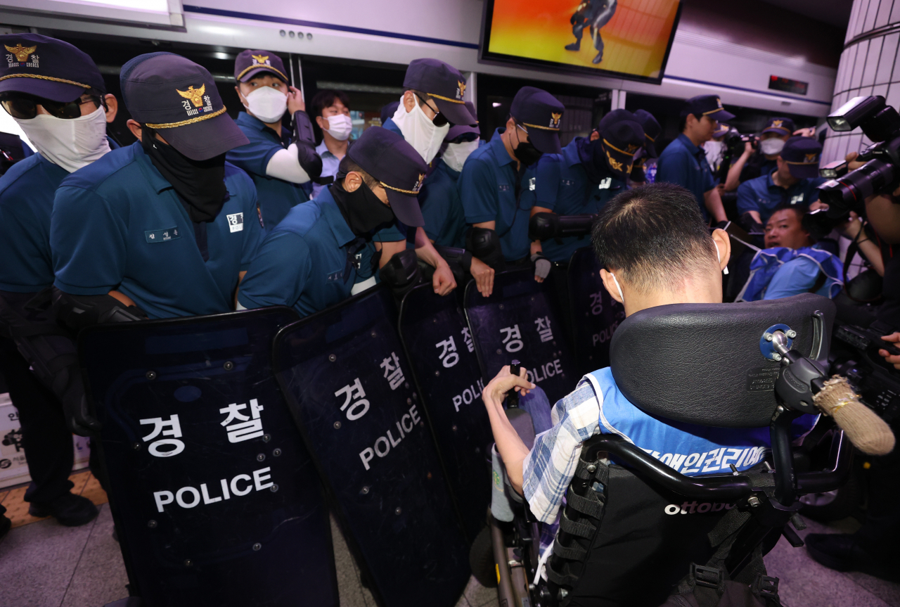5일 오전 서울 중구 시청역에서 전국장애인차별철폐연대 활동가들이 지하철 탑승을 시도하고 있다. [연합]