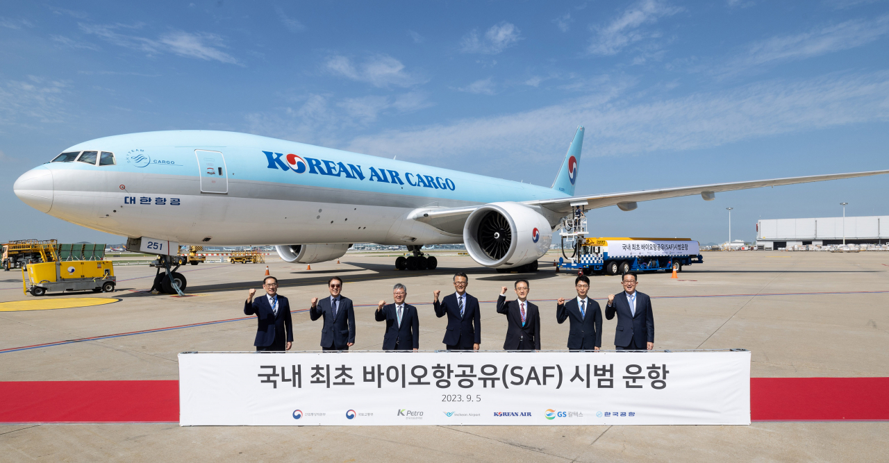 조성배(왼쪽부터) 대한항공 자재 및 시설부문 총괄, 이수근 한국공항 대표, 전형욱 인천국제공항공사 인프라본부장, 유경수 국토부 항공안전정책관, 유법민 산자부 자원산업정책국장, 황인하 한국석유관리원 연구처장, 김창수 GS칼텍스 M&M 본부장. [대한항공 제공]