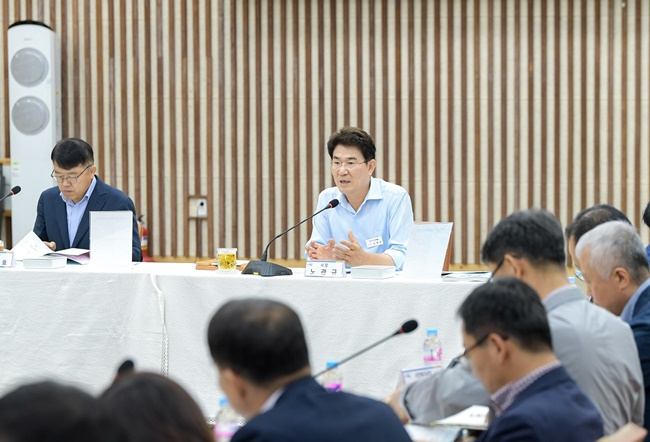 노관규 순천시장이 5일 시청 간부진이 소집된 가운데 2024년 주요 업무보고회를 주재하고 있다.