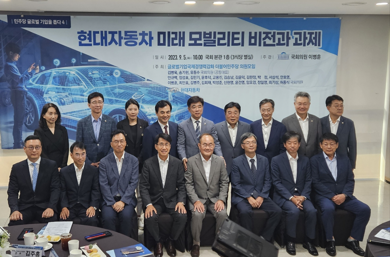 김용화(앞줄 오른쪽 네 번째) 현대자동차 사장과 더불어민주당 김병욱(뒷줄 가운데) 의원 등이 5일 오전 서울 여의도 국회에서 열린 ‘현대자동차 미래 모빌리티 비전과 과제’ 세미나에서 기념촬영을 하는 모습. [서재근 기자]