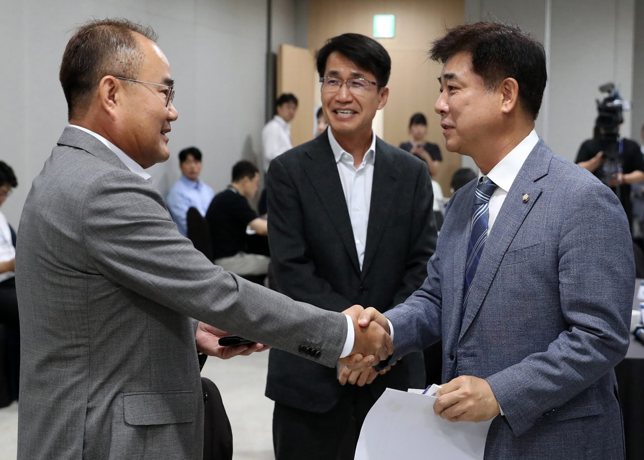 김용화(왼쪽) 현대자동차 사장과 김병욱 더불어민주당 의원이 5일 오전 서울 여의도 국회에서 열린 ‘현대자동차 미래 모빌리티 비전과 과제’ 세미나에서 인사를 나누고 있다. [뉴시스]