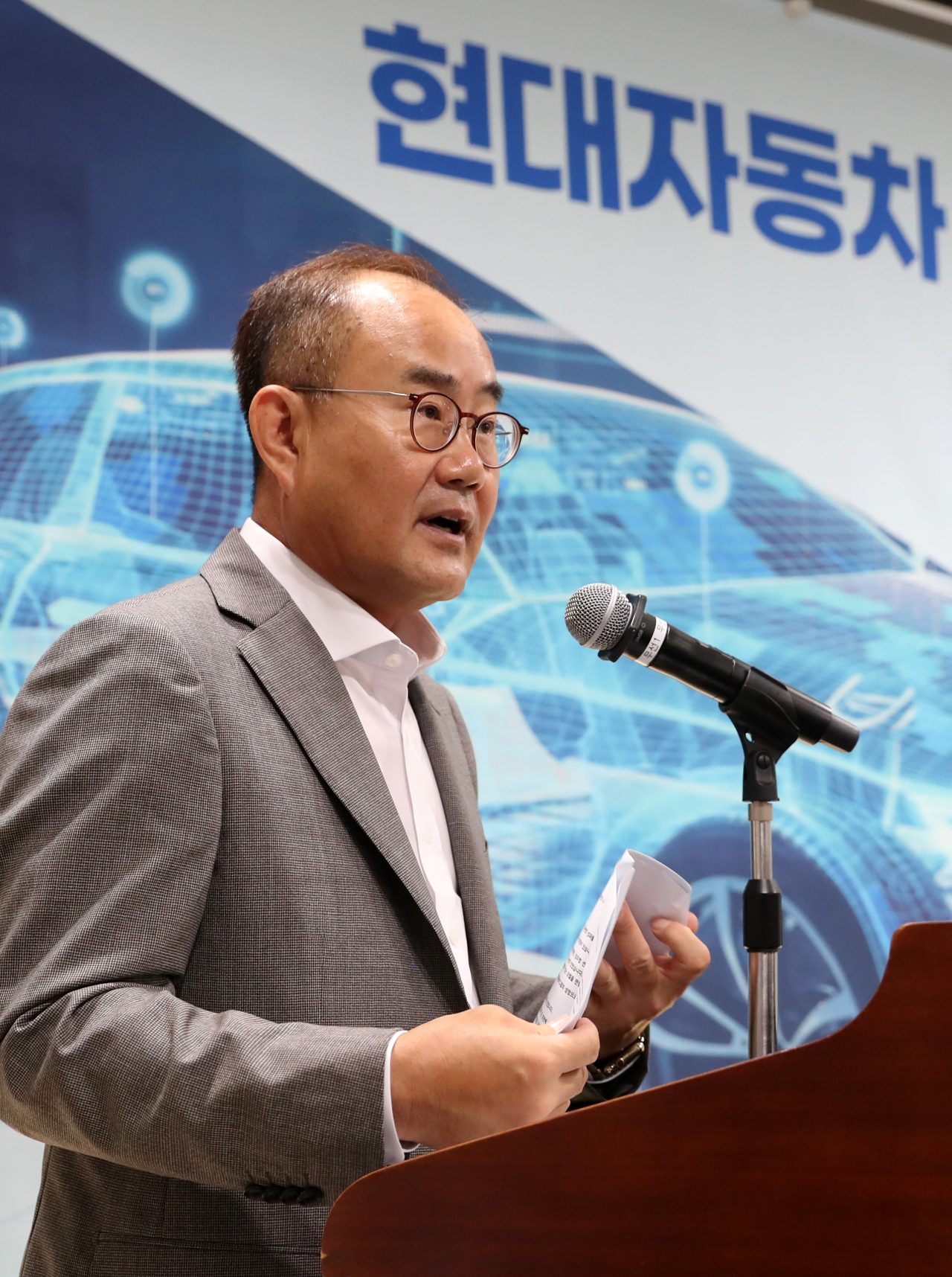 김용화 현대자동차 사장이 ‘현대자동차 미래 모빌리티 비전과 과제’ 세미나에서 기조발언을 하는 모습. [뉴시스]