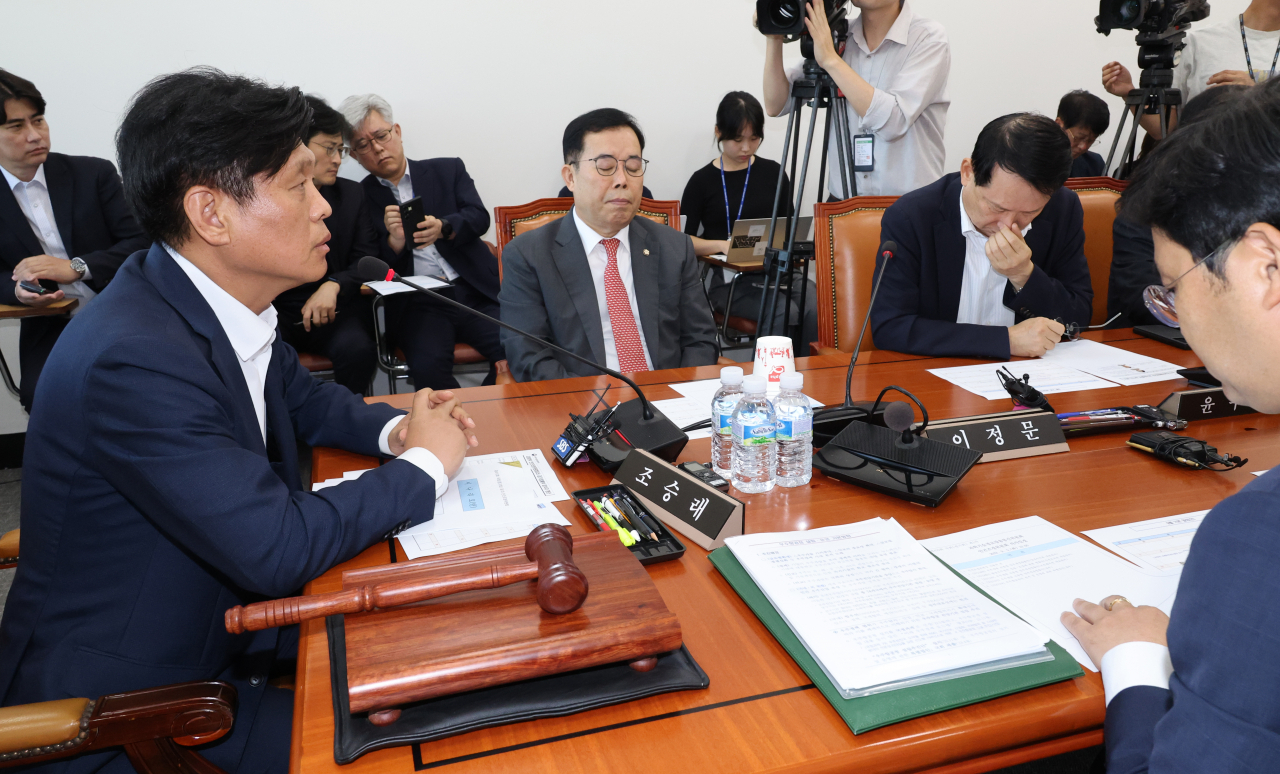 5일 국회 과학기술정보방송통신위원회 안건조정위원회에서 야당 간사인 조승래 위원장이 회의를 진행하고 있다. [연합]