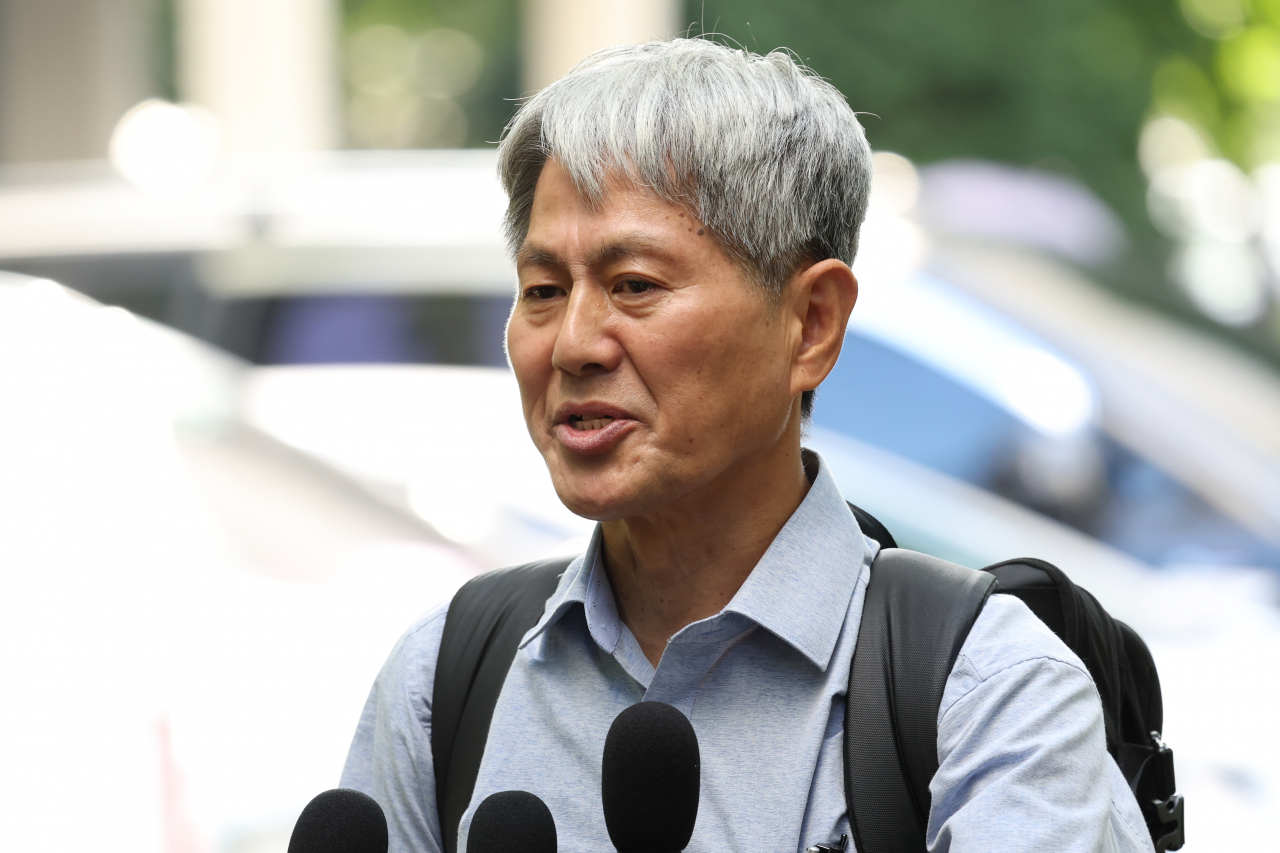 1일 경기도 고양시 탄현동에서 신학림 전 언론노조위원장이 검찰 수사에 대한 기자회견을 열고 취재진 질문에 답하고 있다. 이날 검찰은 화천대유자산관리 대주주 김만배 씨와 윤석열 대통령의 부산저축은행 사건 수사 무마 의혹에 대한 허위 인터뷰를 해주고 금품을 수수한 혐의로 신 전 위원장에 대해 수사에 나섰다. [연합]