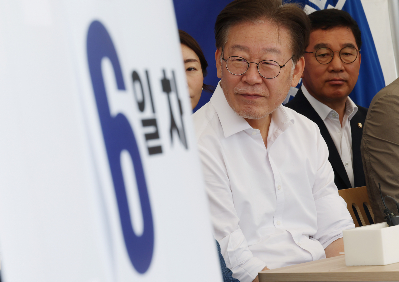 5일 국회에서 단식 중인 더불어민주당 이재명 대표가 농성장에 앉아 있다. [연합]