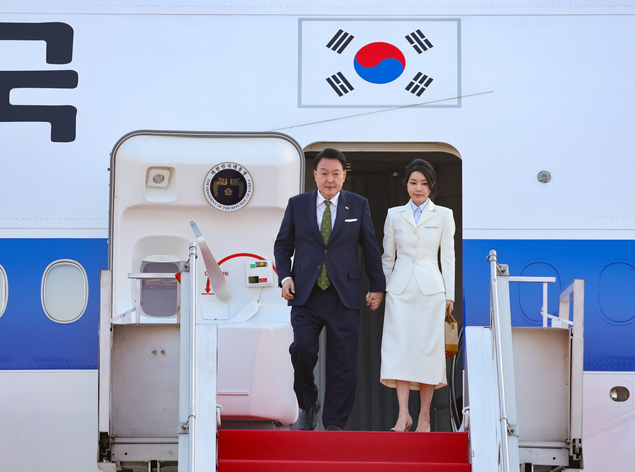 윤석열 대통령과 부인 김건희 여사가 5일(현지시간) 인도네시아 자카르타 수카르노 하타 국제공항에 도착해 공군1호기에서 내리고 있다. [연합]
