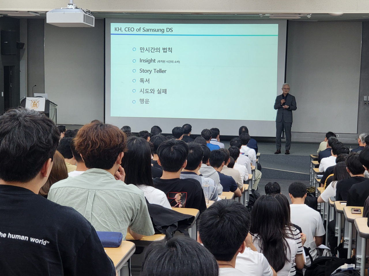 경계현 삼성전자 사장이 5일 서울 관악구 서울대에서 열린‘삼성 반도체의 꿈과 행복:지속 가능한 미래’ 강연을 하는 모습.[삼성전자 제공]