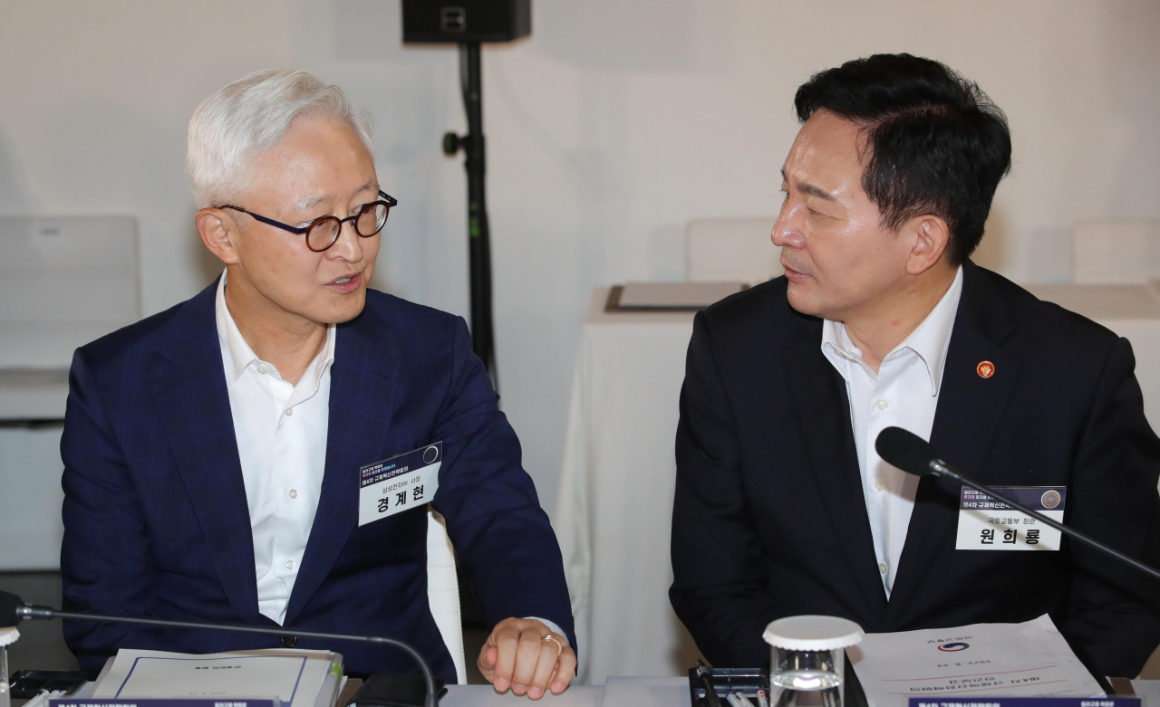 원희룡 국토교통부 장관과 경계현 삼성전자 DS부문장(사장, 왼쪽)이 24일 서울 구로 디지털산업단지 G밸리산업박물관에서 열린 킬러규제 혁파 규제혁신전략회의에서 대화하고 있다. [연합]