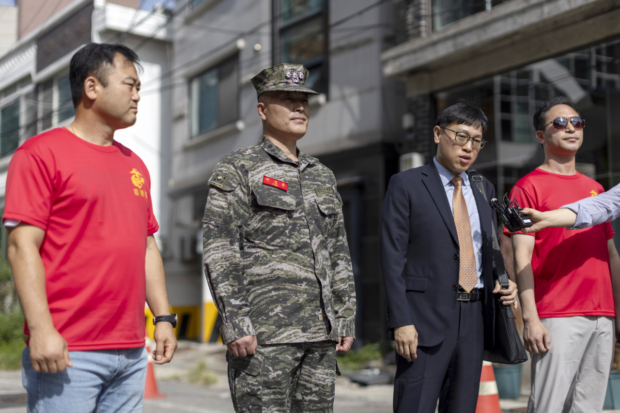 채 모 상병 순직 사건을 수사하다 해임된 박정훈 전 해병대 수사단장(대령)이 5일 오전 항명 혐의에 대한 조사를 받기 위해 용산구 국방부 군 검찰에 출석하기 앞서 취재진 앞에 서 있다. [연합]
