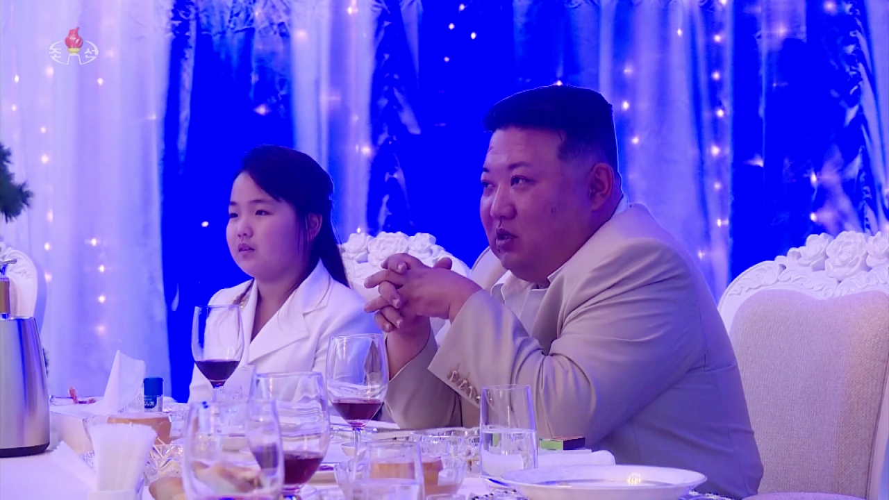 북한 김정은 국무위원장이 해군절(8.28)을 맞아 지난 27일 저녁 경축연회를 마련했다고 조선중앙TV가 지난 29일 보도했다. [연합[