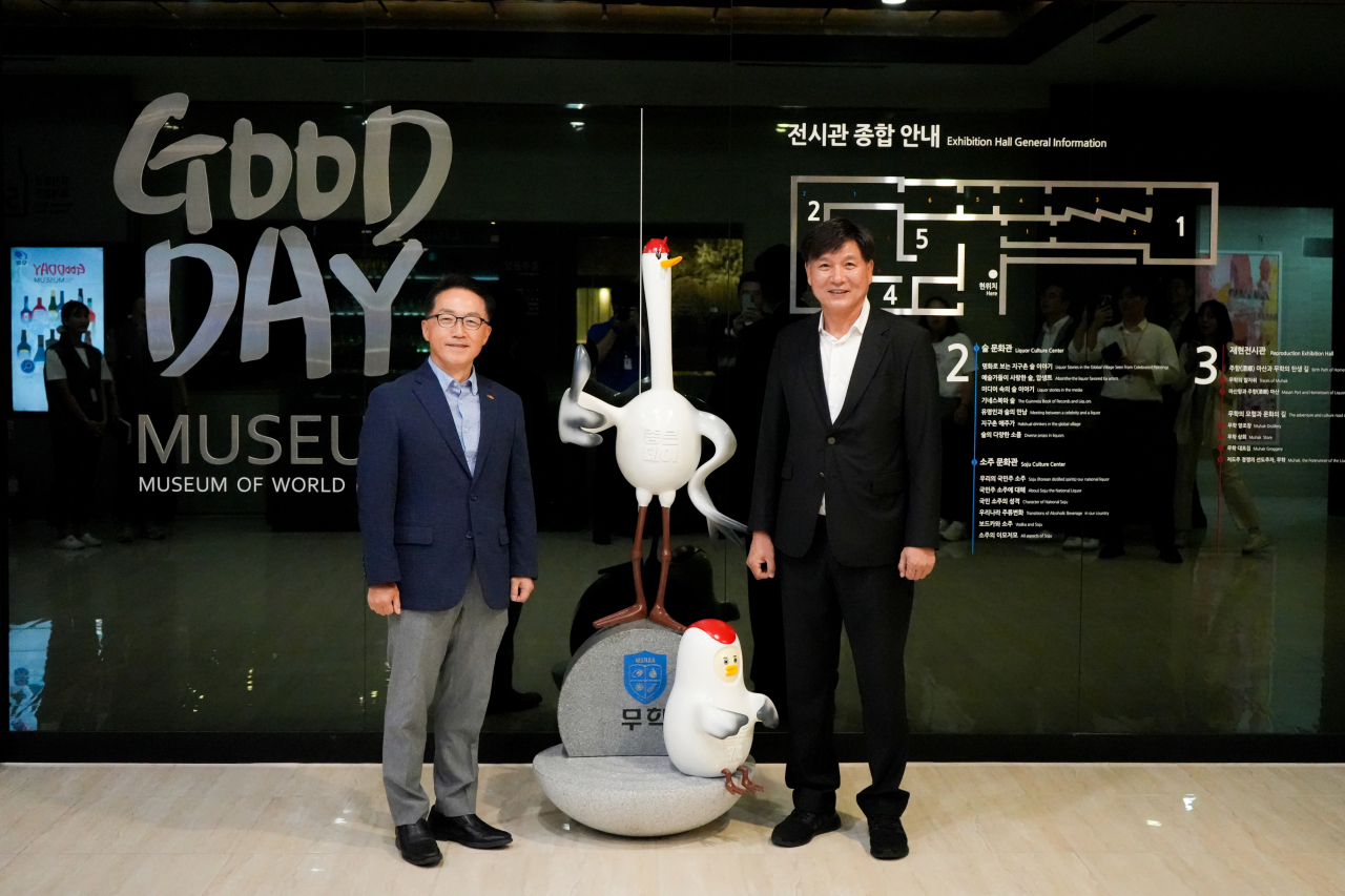 5일 최재호 회장(오른쪽)과 이호준 한국중견기업연합회 상근부회장은 창원시 무학 본사에서 만나 무학 생산시설과 주류 박물관 굿데이뮤지엄을 둘러보고 기념 촬영을 하고 있다. [사진=무학]