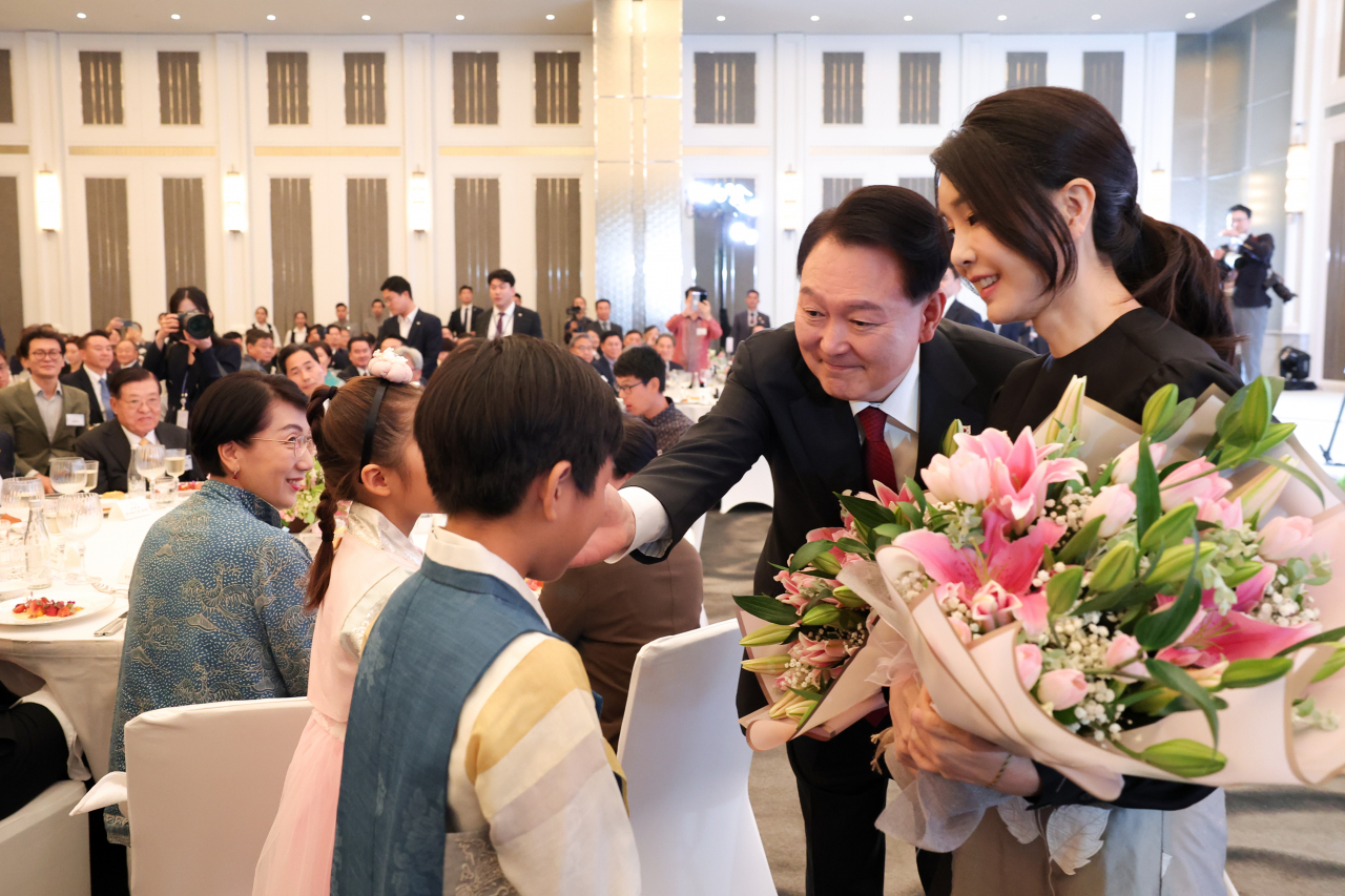 아세안(ASEAN·동남아시아국가연합) 정상회의 참석차 인도네시아를 방문한 윤석열 대통령과 김건희 여사가 5일(현지시간) 자카르타 시내 한 호텔에서 열린 인도네시아 동포 초청 만찬 간담회에서 화동으로부터 꽃다발을 받고 있다. [연합]