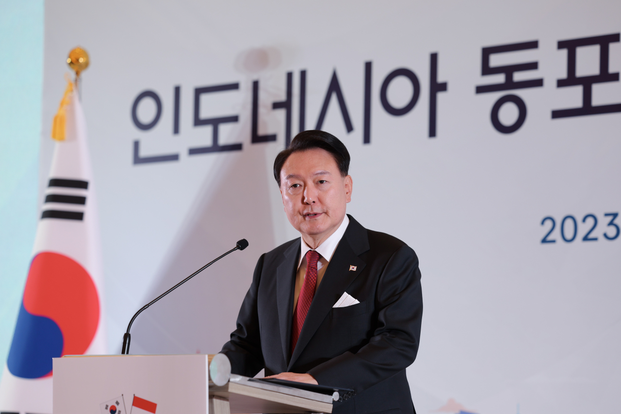 아세안(ASEAN·동남아시아국가연합) 정상회의 참석차 인도네시아를 방문 중인 윤석열 대통령이 5일(현지시간) 자카르타 시내 한 호텔에서 열린 인도네시아 동포 초청 만찬 간담회에서 격려사를 하고 있다.[연합]