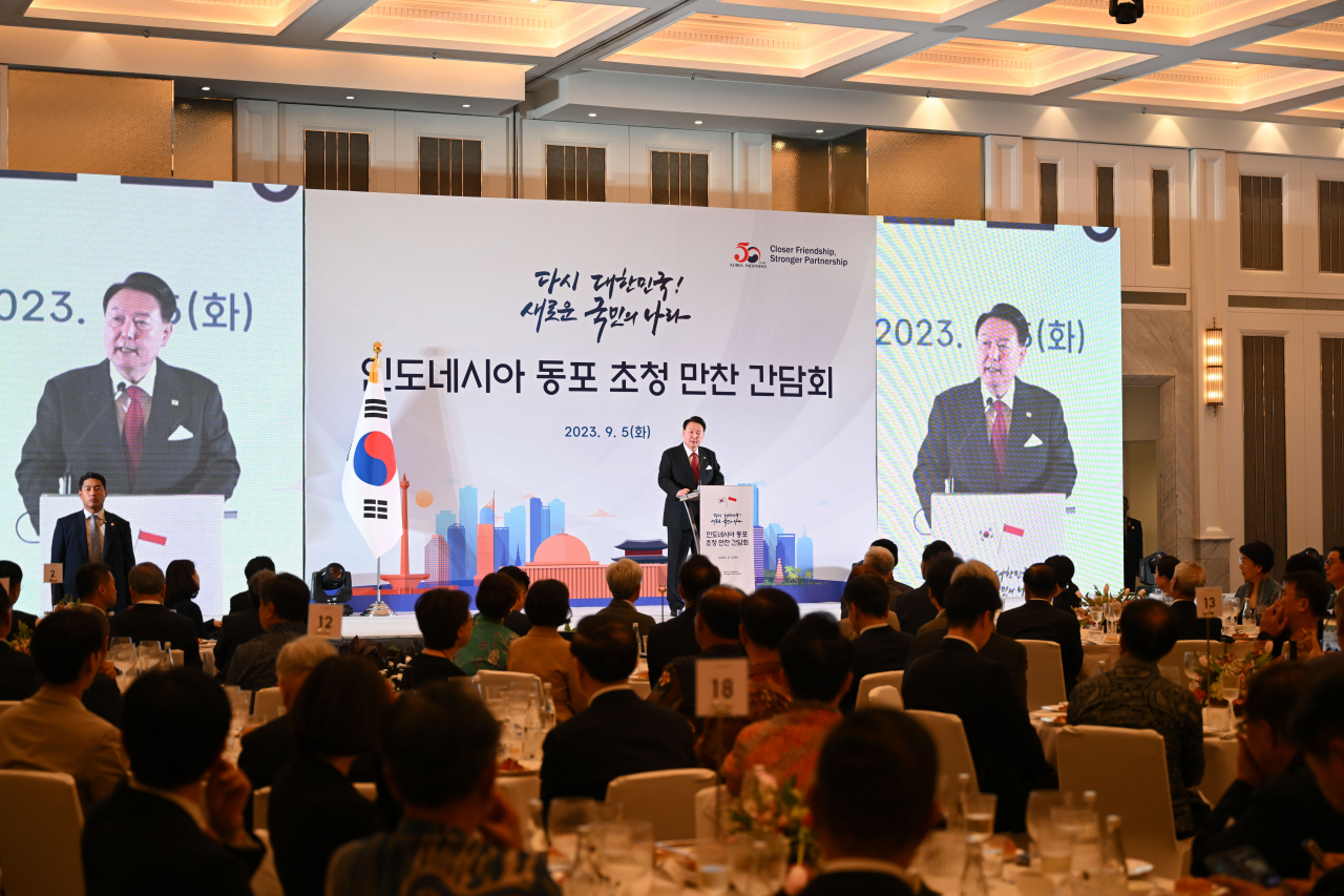 아세안(ASEAN·동남아시아국가연합) 정상회의 참석차 인도네시아를 방문 중인 윤석열 대통령이 5일(현지시간) 자카르타 시내 한 호텔에서 열린 인도네시아 동포 초청 만찬 간담회에서 격려사를 하고 있다. [연합]