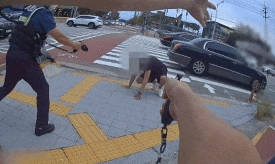 지난달 27일 충북 청주에서 흉기를 들고 거리를 배회한 40대 남성을 경찰이 권총으로 제압하고 있다. [경찰청 SNS]