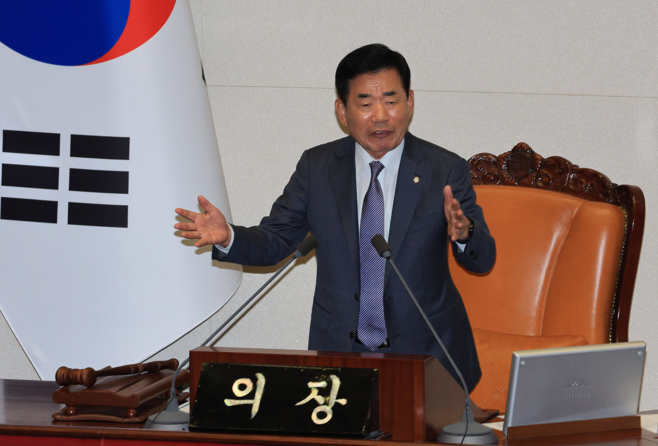 김진표 국회의장이 5일 서울 여의도 국회에서 정치 분야에 관한 대정부질문에서 의원 간에 고성이 오가자 이를 만류하고 있다. [연합]