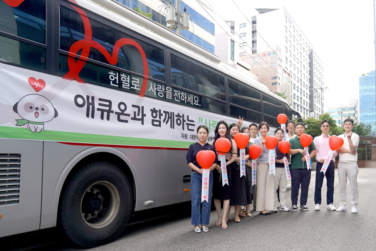 애큐온저축은행과 애큐온캐피탈이 5일 애큐온저축은행 본사에서 ‘애큐온과 함께하는 사랑의 헌혈 캠페인’을 진행했다. 헌혈에 참여한 임직원들이 기념사진을 촬영하고 있다. [사진=애큐온그룹]