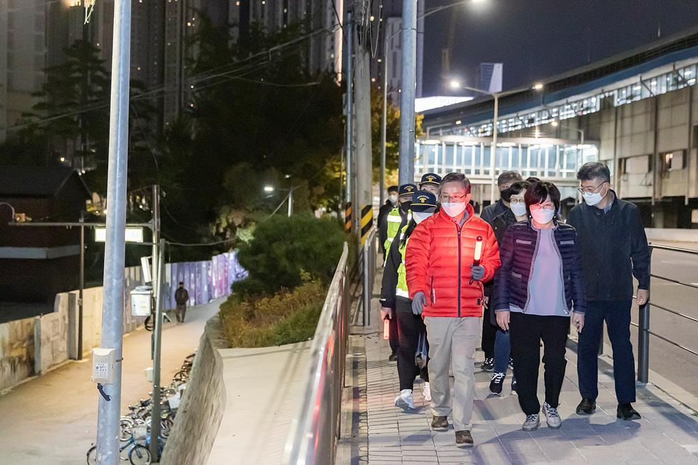 서울 영등포구는 최근 급증하는 강력 범죄와 무차별 범죄에 대응하기 위해 안전망 구축에 총력을 다하고 있다고 6일 밝혔다. 사진은 최호권 영등포구청장이 야간 순찰하는 장면. [영등포구 제공]