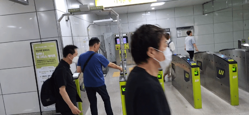 지나가기만 해도 교통요금 결제가 진행되는 ‘태그리스(Tagless)’ 결제 시스템이 우이신설선 개찰구에 처음 적용된 6일 오전 한 시민이 개찰구를 지나고 있다. 김용재 기자