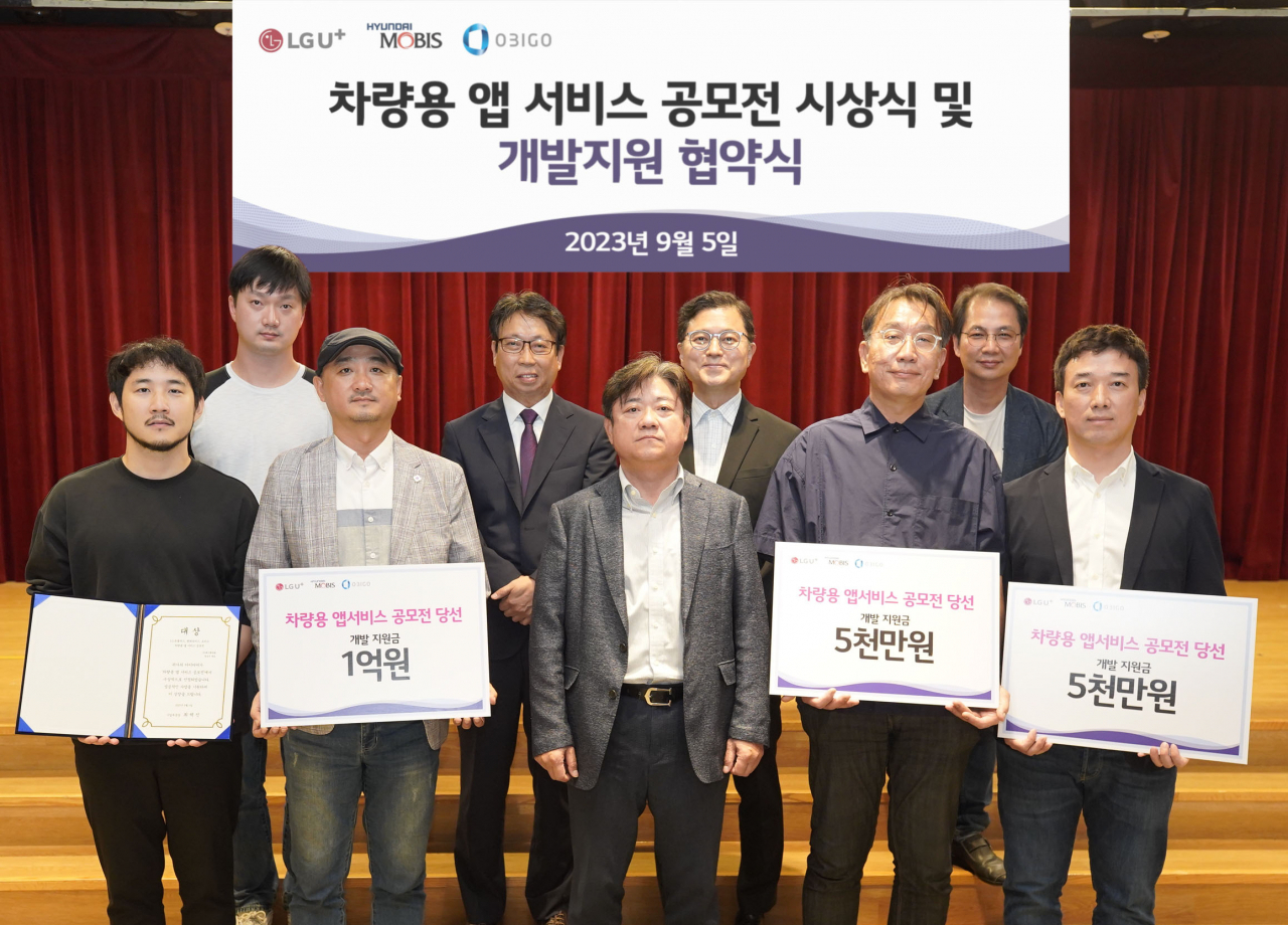 지난 5일 진행된 개발지원 협약식에서 (앞줄 오른쪽부터) 윤언식 인비저블아이디어 대표, 김병근 오토피디아 대표, 최택진 LG유플러스 기업부문장, 박희수 베스텔라랩 이사가 기념촬영을 하는 모습. [LG유플러스 제공]