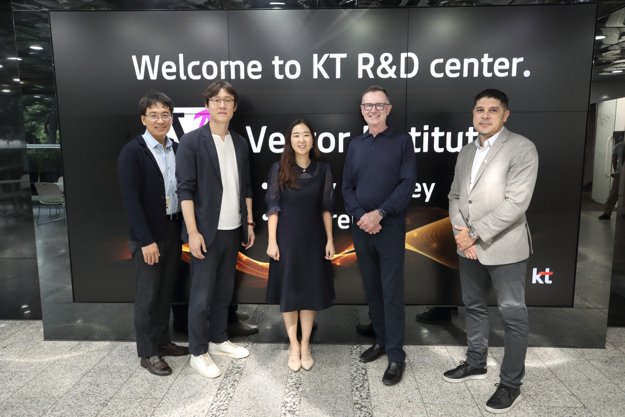 홍해천 KT 기술경영담당 상무(왼쪽부터), 배한철 KT 제휴협력P-TF 상무, 배순민 KT AI2XL연구소장 상무, 토니 가프니 벡터 연구소 CEO, 워렌 알리 벡터 연구소 디렉터가 단체 기념촬영을 하는 모습. [KT 제공]