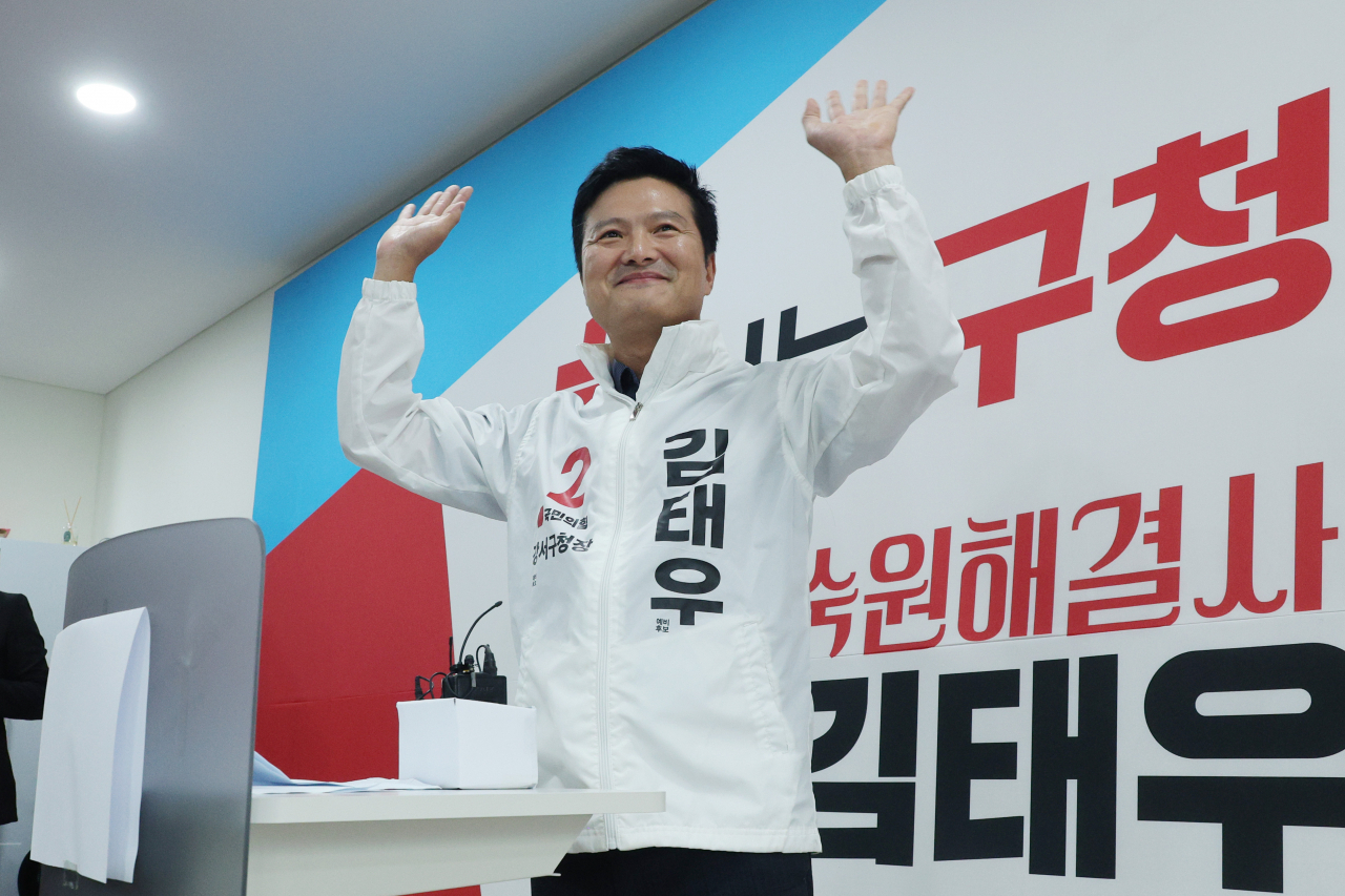 문재인 정부 감찰 무마 의혹 폭로로 유죄 판결이 확정돼 구청장직을 상실했다가 광복절 특별사면을 받은 김태우 전 강서구청장이 지난달 28일 오후 서울 강서구의 한 빌딩에서 열린 자신의 강서구청장 보궐선거사무소 개소식에서 발언을 마친 뒤 만세를 하고 있다. [연합]