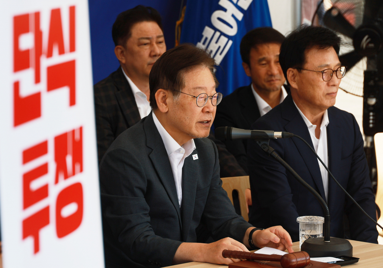 이재명 더불어민주당 대표가 6일 국회 앞 단식투쟁 천막에서 열린 최고위원회의에서 발언하고 있다. [연합]