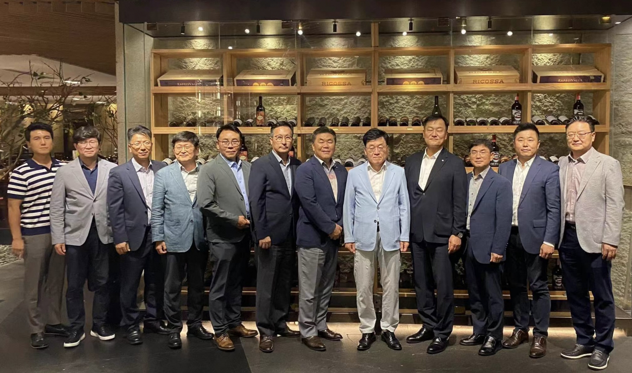 정만기(사진 오른쪽 다섯번째) 한국무역협회 부회장이 5일 중국 북경에서 ‘북경 주재 한국 기업인 간담회’를 개최했다. [무협 제공]