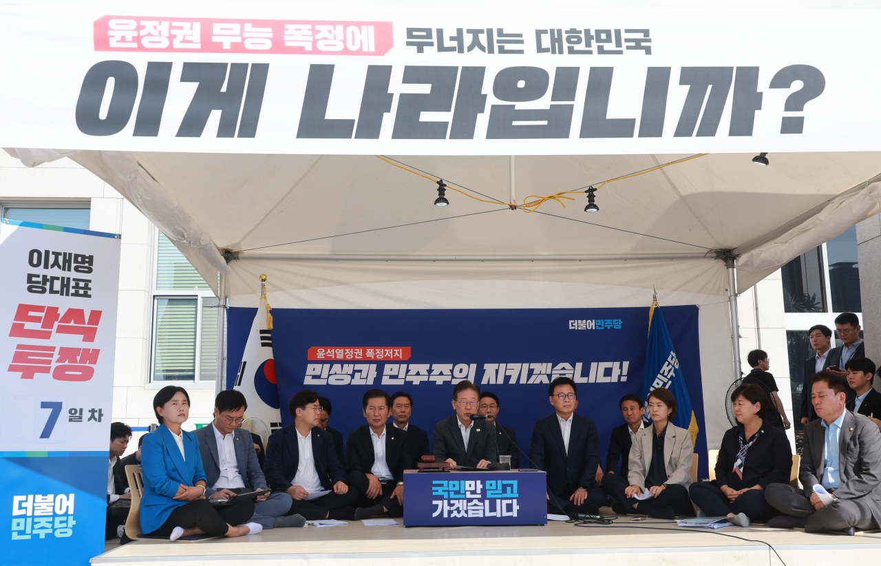 이재명 더불어민주당 대표가 6일 국회 앞 단식투쟁 천막에서 열린 최고위원회의에서 발언하고 있다. [연합]