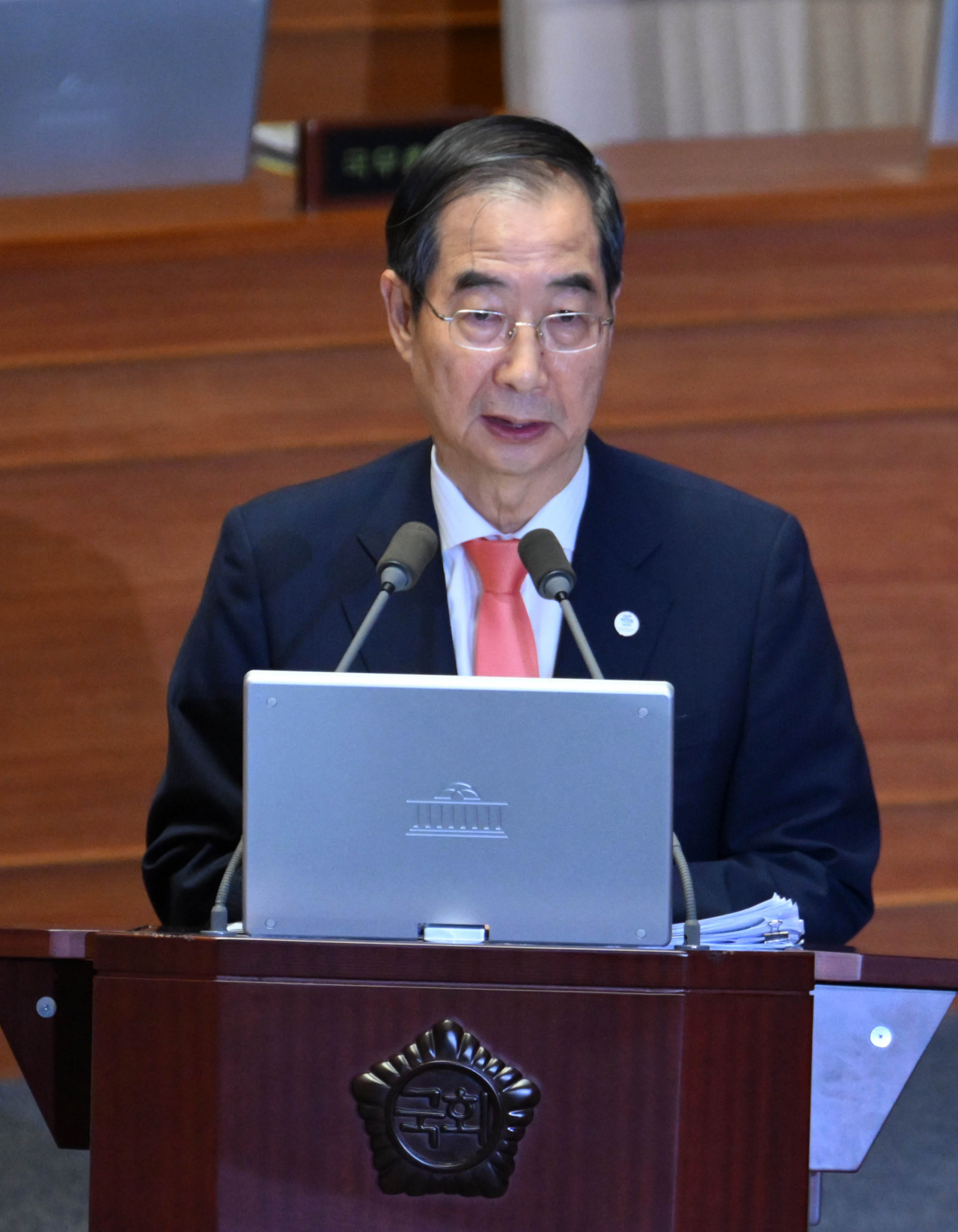 한덕수 국무총리가 5일 오후 서울 여의도 국회에서 열린 제410회국회(정기회) 제2차 본회의 정치 분야 대정부 질문에 참석해 설훈 더불어민주당 의원의 질문에 답변을 하고 있다. [사진=이상섭 기자/babtong@heraldcorp.com]