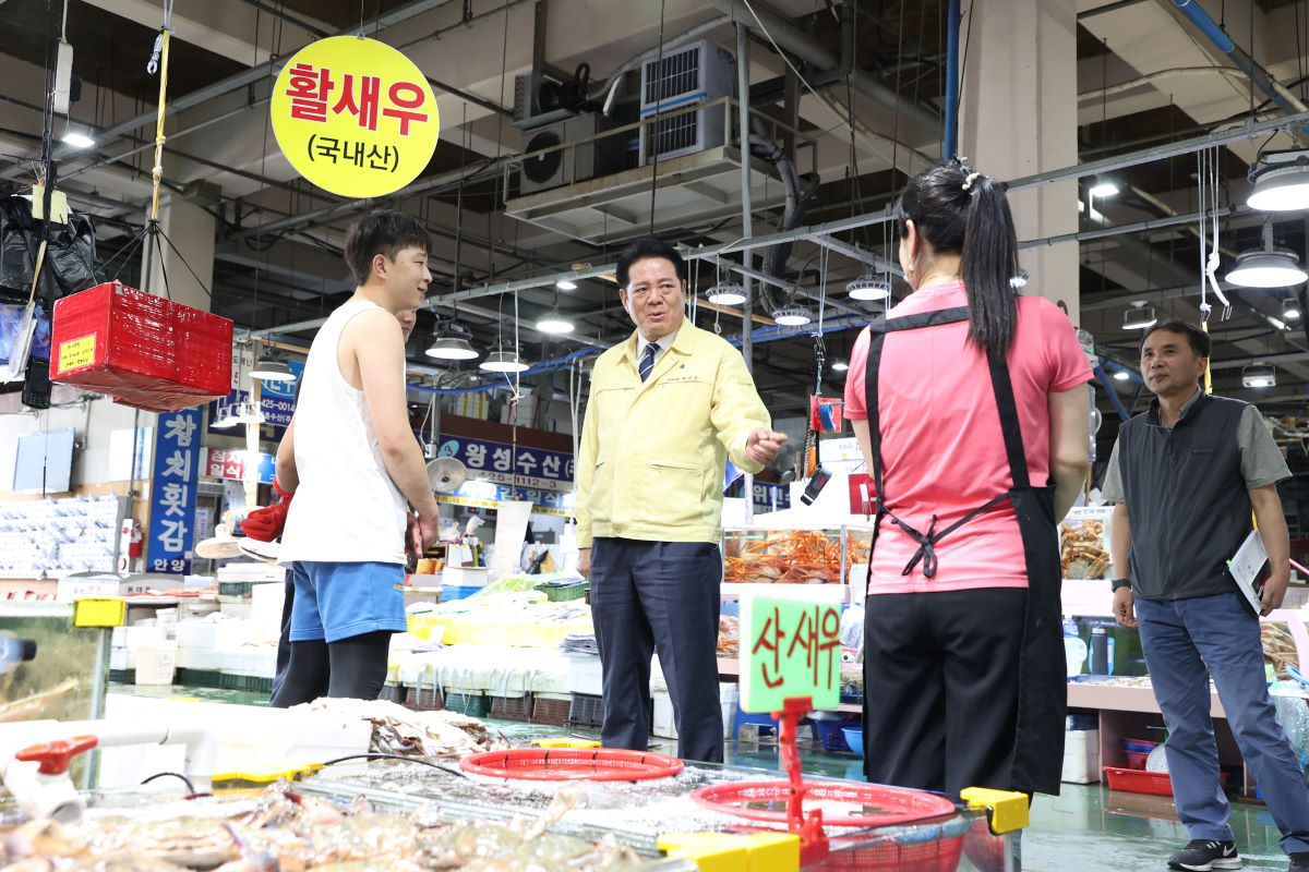 최대호 안양시장이 지난 5일 관내 농수산물도매시장을 방문해 상인 등의 애로사항을 청취하고 격려했다