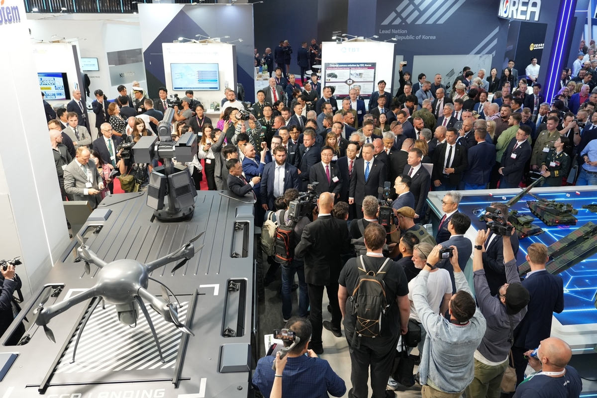 Polish President Andrzej Duda (center) tours LIG Nex1's booth at the 31st International Defense Industry Exhibition held in Kielce, Poland, on Wednesday. (Yonhap)