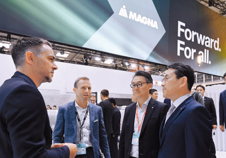LG전자 CEO 조주완 사장이 현지시간 5일 독일 뮌헨에서 열리고 있는 ‘IAA 모빌리티 2023’ 전시장에서 마그나 부스를 방문해 전장 사업의 다양한 협업 방안에 대해 논의했다. 마커스 크나벨(왼쪽부터) 마그나 인터내셔널 수석 마케팅매니저, 요르크 고튼도르스트 마그나 인터내셔널 수석 부사장, 은석현 LG전자 VS사업본부장 부사장, 조주완 LG전자 CEO 사장. [LG전자 제공]