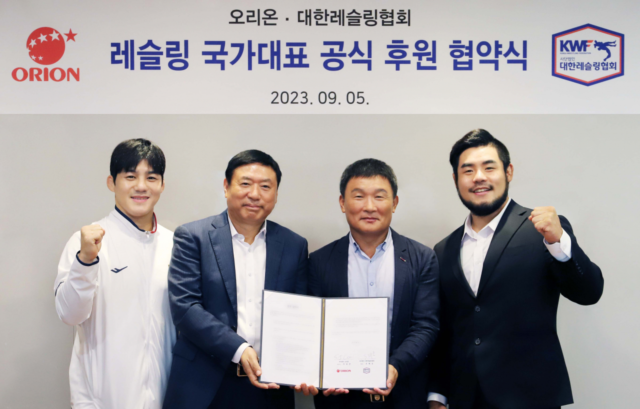 5일 서울 용산구 오리온 본사에서 열린 ‘레슬링 국가대표 공식 후원 협약식’. 왼쪽부터 김현우 선수, 이승준 오리온 대표이사, 조해상 대한레슬링협회장, 남경진 선수. [오리온 제공]