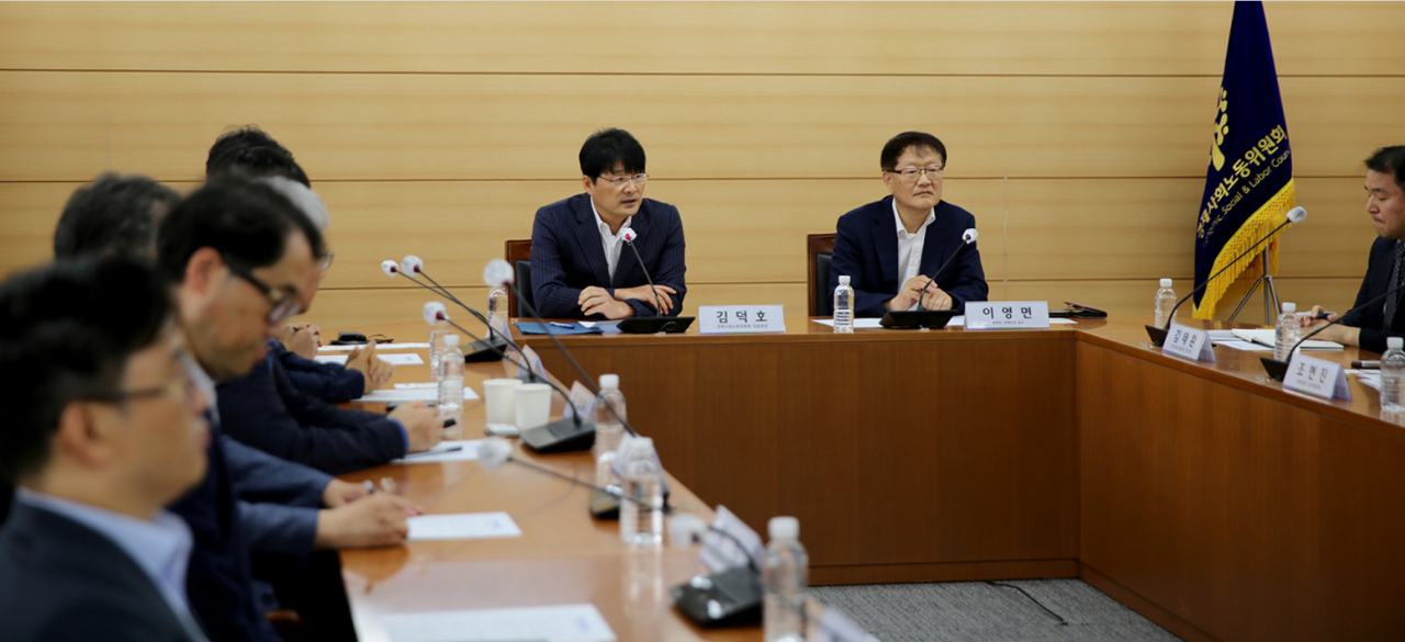 경제사회노동위원회 '초고령사회 계속고용 연구회'가 지난 8월 24일 경사노위 중회의실에서 제3차 회의를 진행했다. 연구회 좌장 김덕호 경사노위 상임위원이 회의를 주재하는 모습 [경제사회노동위원회 제공]